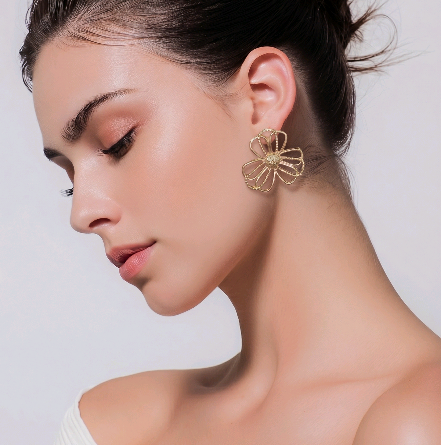 Brinco flor vazado Silvia folheado a ouro