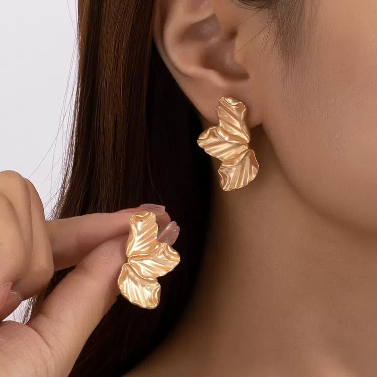 Brinco meia pétalas dourado
