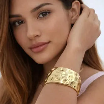 Bracelete martelado dourado Isís