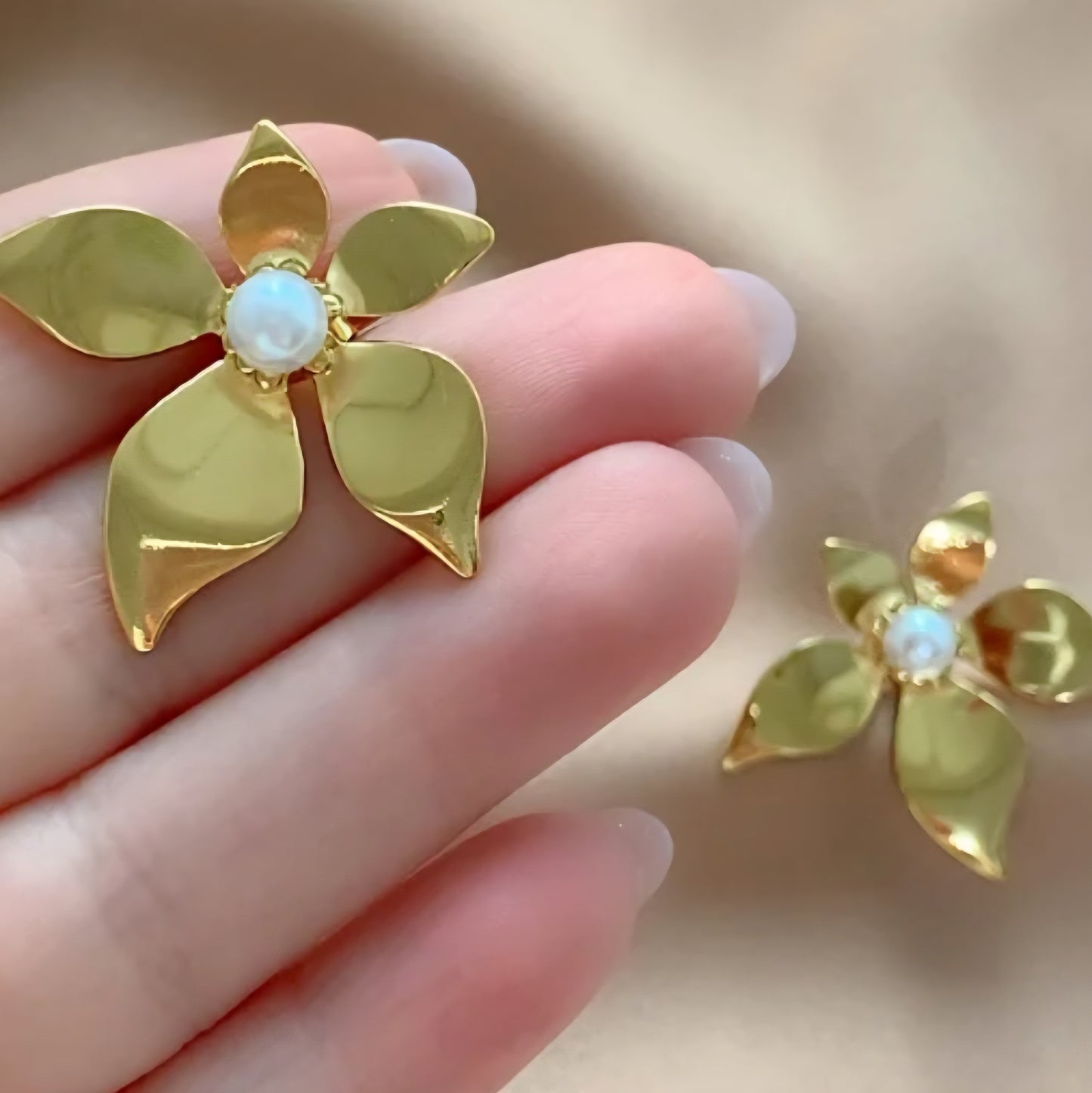 Brinco flor Gabi em aço inoxidável dourado