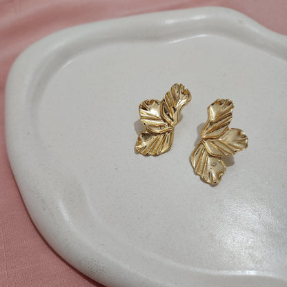 Brinco meia pétalas dourado