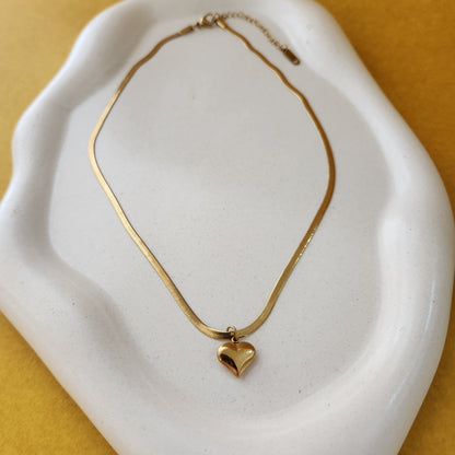 Colar fita coração dourado delicado aço Inoxidável 316L