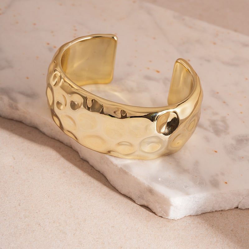 Bracelete martelado dourado Isís