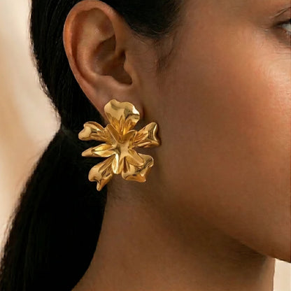 Brinco flor Desirrê aço inoxidável dourado