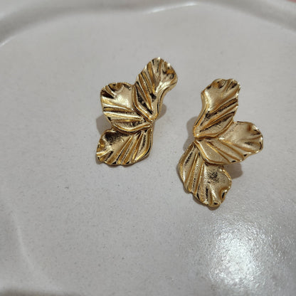 Brinco meia pétalas dourado