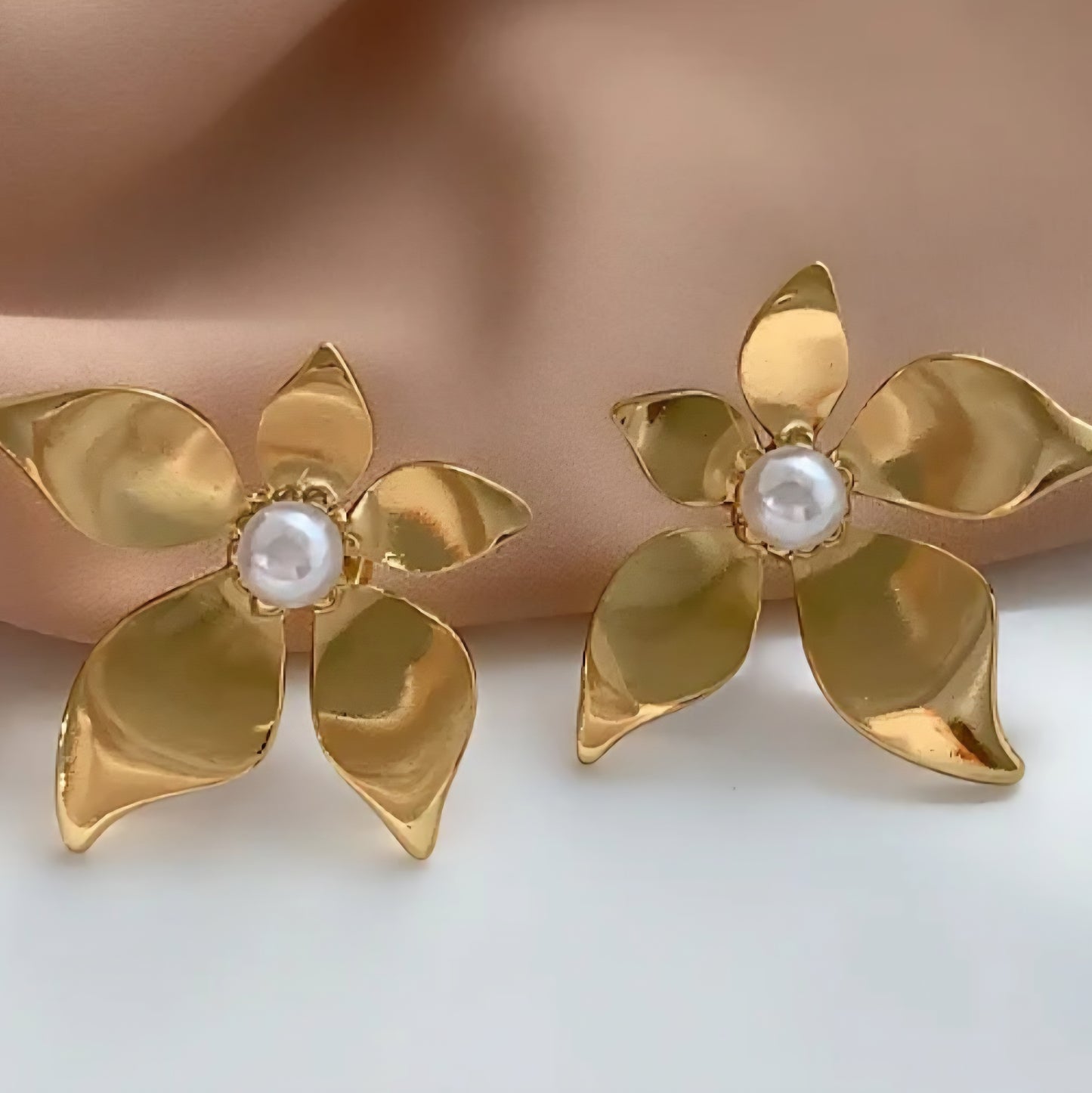 Brinco flor Gabi em aço inoxidável dourado