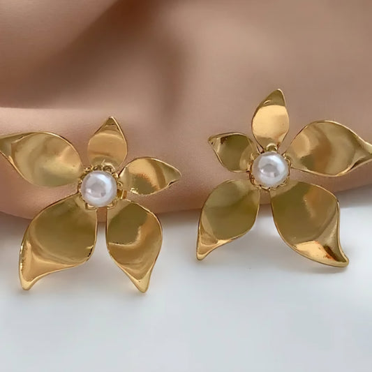 Brinco flor Gabi em aço inoxidável dourado