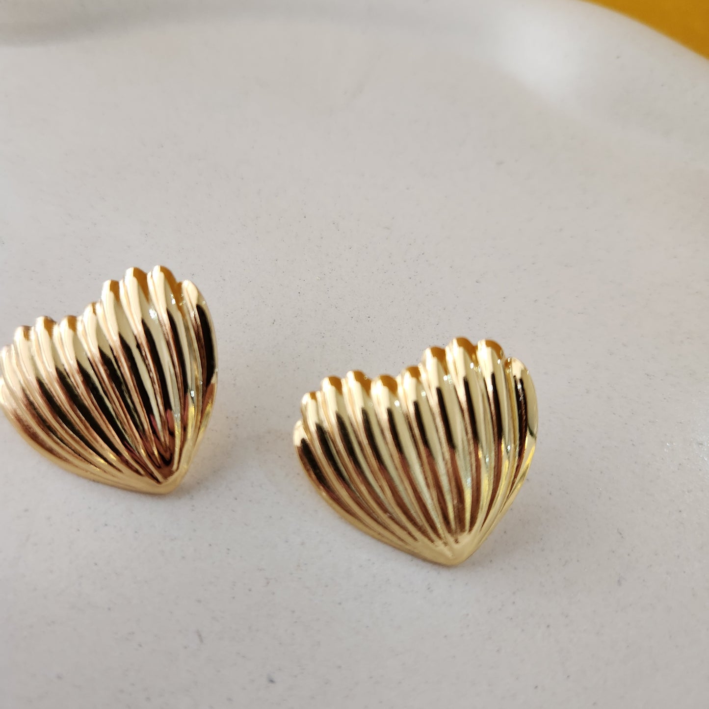 Brinco Coração Riscadinho Dourado Aço Inoxidável 316L