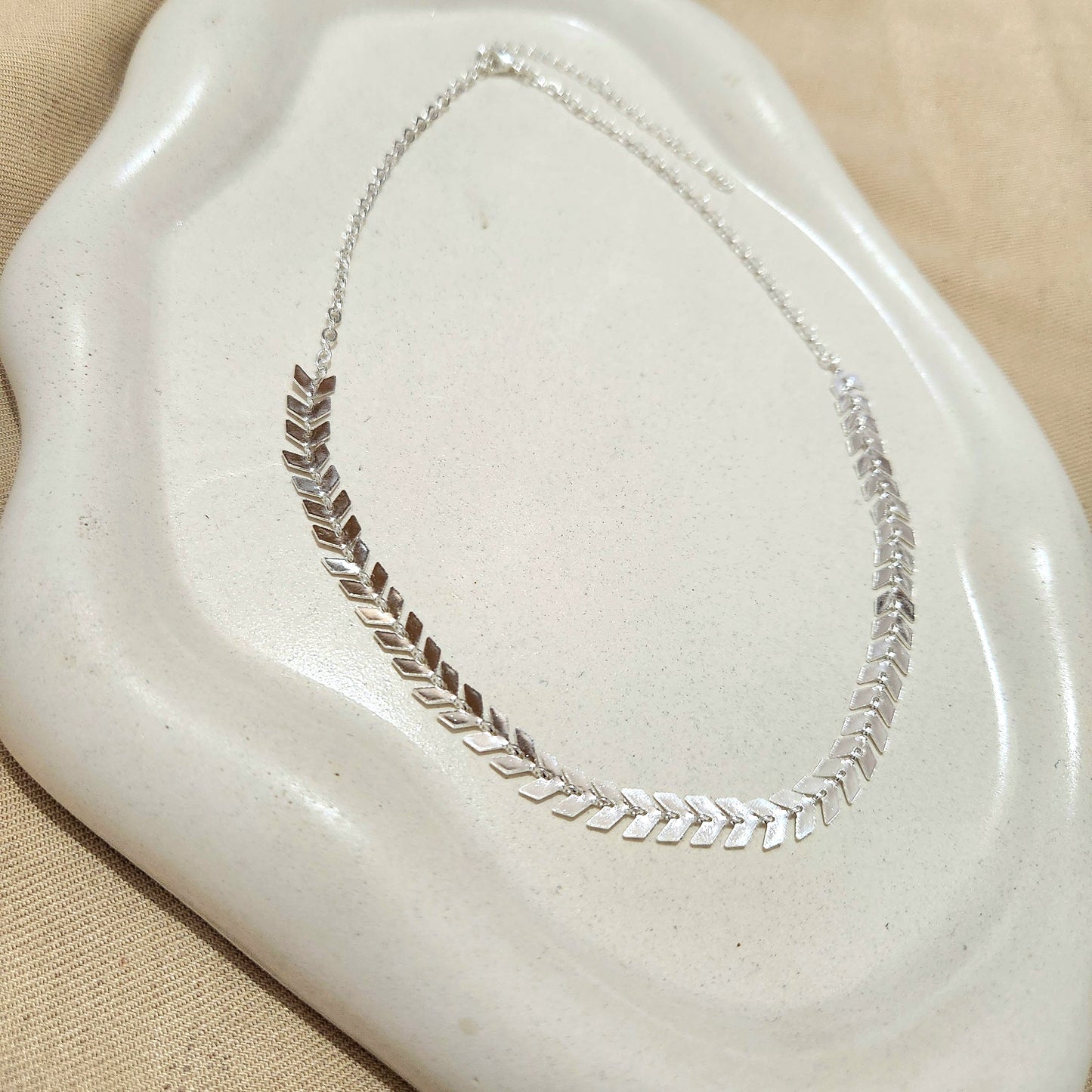 Colar Choker folheado a prata escama de peixe Maya