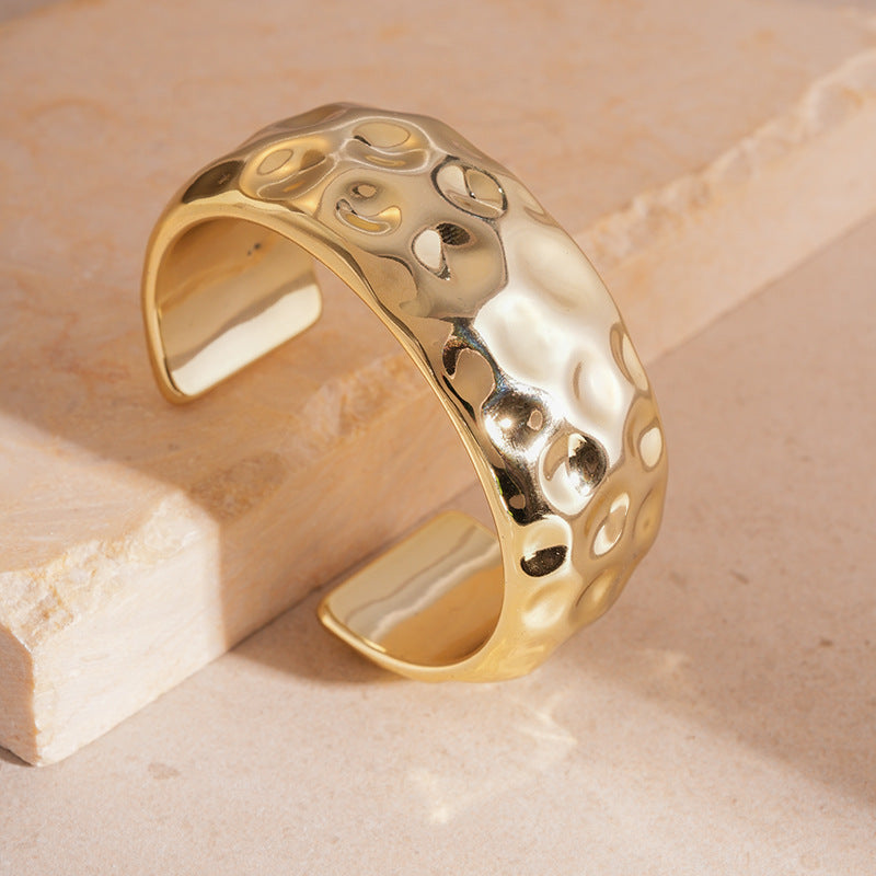 Bracelete martelado dourado Isís