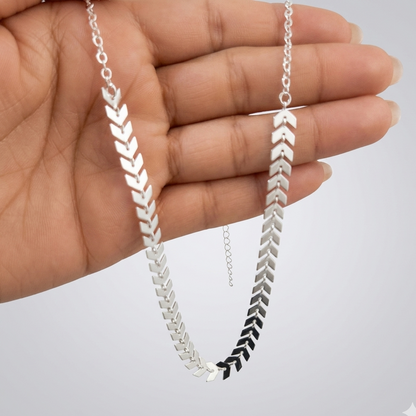 Colar Choker folheado a prata escama de peixe Maya