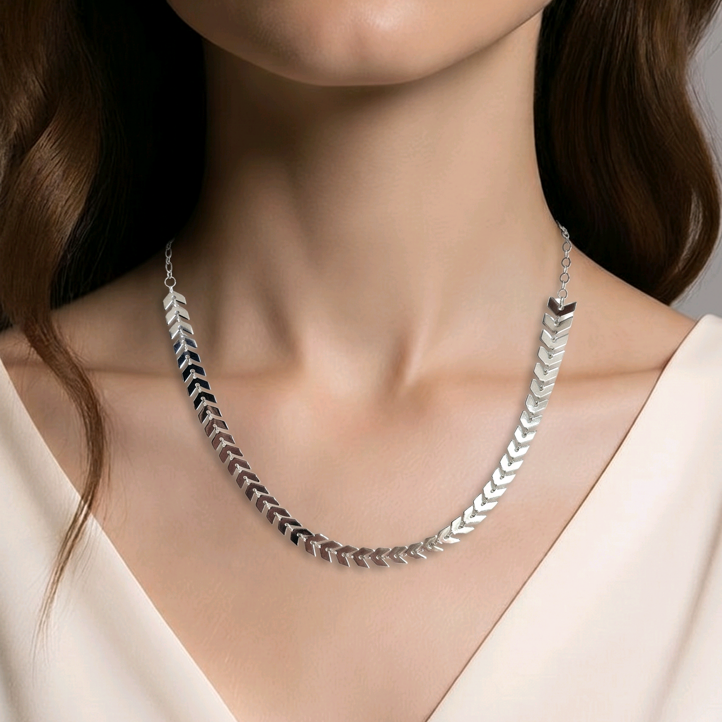 Colar Choker folheado a prata escama de peixe Maya